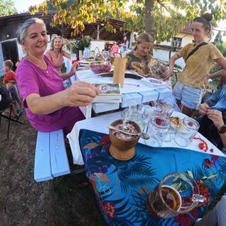 Krásná rozesmátá vzpomínka na rituál loučení s létem. Tahle komunitní setkání jsou nesmírně výživná a obohacující. V...