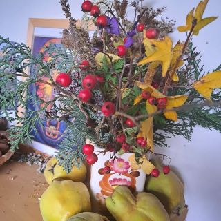 🍂Vůně kdoulí a kytice z podzimní procházky k památné lípě. Ty barvičky... 🍂