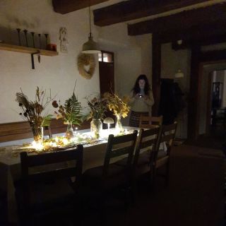 Dušičková komunitní slavnost. Nachystáno před příchodem komunity. Užili jsme si pospolitost i krásný rituál okolo ohně na...